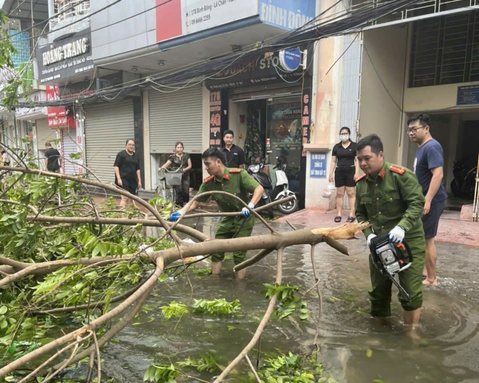 Công an quận Lê Chân: Nỗ lực giúp người dân khắc phục sự cố sau bão số 3